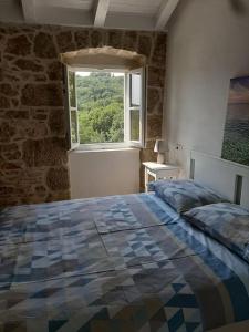 een slaapkamer met een bed en een raam bij Villa Laura - Home Away From Home in Labin
