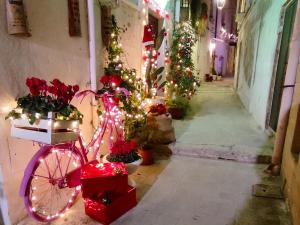 una bicicletta parcheggiata in un corridoio con alberi di Natale di B&b Sedilequattro a Castellaneta