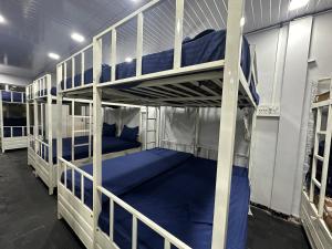 Palanda nebo palandy na pokoji v ubytování ZEST STAYS 1054-ANDHERI WEST