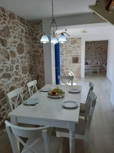 een witte tafel met een fruitschaal erop bij Villa Laura - Home Away From Home in Labin