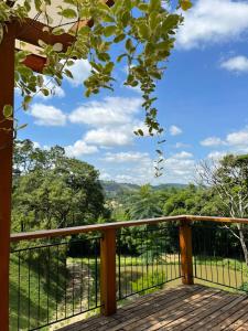 balkon z widokiem na las w obiekcie Terra de Kurí w mieście Espírito Santo do Pinhal