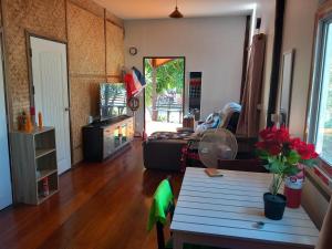 sala de estar con sofá y mesa en maison thailande pran buri, en Pran Buri