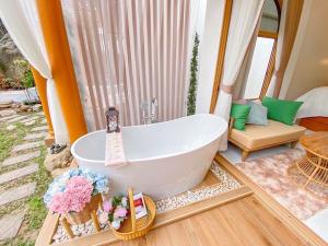 a bathroom with a bath tub in a room at Pangthara65 ปางธารา ณ ปางไฮ เชียงใหม่ in Doi Saket