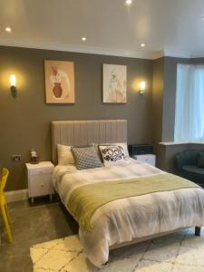 een slaapkamer met een groot bed en een raam bij Modern huge double room with private bathroom in Colindale in Colindale