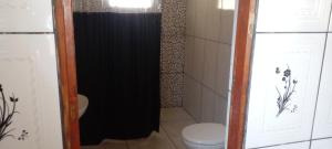 e bagno con servizi igienici e tenda da doccia nera. di Casa na lua a São Thomé das Letras Altre 28 foto