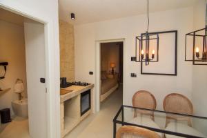 La salle de bains est pourvue de 2 chaises et d'un lavabo. dans l'établissement Borgo Bevagna Relais, à San Pietro in Bevagna