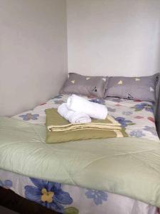 En eller flere senge i et værelse på Verdon Parc 2Br Comfy Resort facing Samal island!