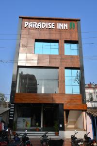 Paradise Inn في Jasidih: مبنى فيه دراجات نارية متوقفة أمامه