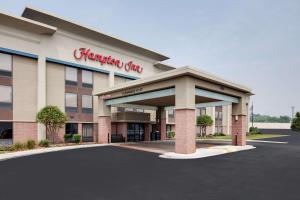 ジョリエットにあるHampton Inn Joliet-Plainfield I-55の建物正面のハンプトンインサイン
