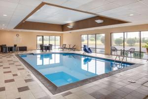 una piscina en una habitación de hotel con una gran piscina en Hampton Inn Joliet/I-55 en Joliet