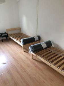 クーセグにあるBlue Coral F3 3 Bedroom and Living room House with gardenのウッドフロアのドミトリールームの二段ベッド2台分です。