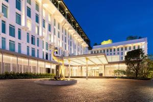 een gouden standbeeld voor een gebouw bij Ramada Plaza by Wyndham Chao Fah Phuket in Phuket