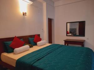 Tempat tidur dalam kamar di BLUE WHALES HOTEL