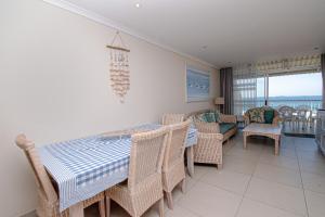 d'un balcon et d'une salle à manger avec une table et des chaises. dans l'établissement 15 Bronze Bay Umhlanga Rocks, à Durban
