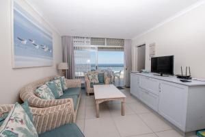 - un salon avec un canapé et une télévision dans l'établissement 15 Bronze Bay Umhlanga Rocks, à Durban