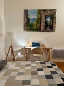 Zimmer mit einem Schreibtisch und einem Laptop darauf in der Unterkunft Duplex with a view in Montpellier