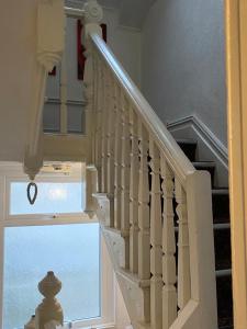Una escalera en una casa con ventana en Villa Guest House, en Porthcawl