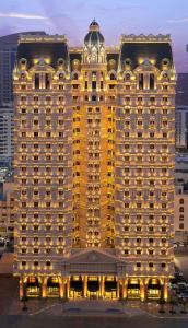 un gran edificio amarillo con muchas ventanas en Royal Rose Abu Dhabi, en Abu Dabi