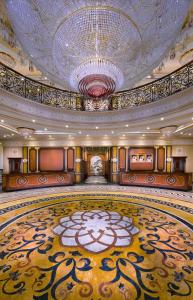 Habitación grande con alfombra grande en el suelo en Royal Rose Abu Dhabi, en Abu Dabi