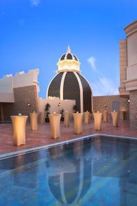 Bazén v ubytování Royal Rose Abu Dhabi, a Curio Collection by Hilton Affiliated Hotel nebo v jeho okolí