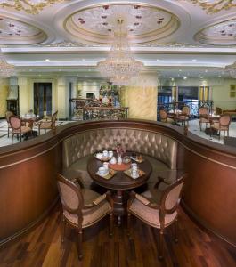 Posezení v ubytování Royal Rose Abu Dhabi, a Curio Collection by Hilton Affiliated Hotel