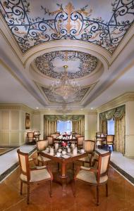 Posezení v ubytování Royal Rose Abu Dhabi, a Curio Collection by Hilton Affiliated Hotel