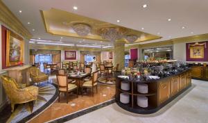 Posezení v ubytování Royal Rose Abu Dhabi, a Curio Collection by Hilton Affiliated Hotel