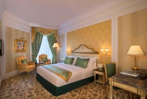 Postel nebo postele na pokoji v ubytování Royal Rose Abu Dhabi, a Curio Collection by Hilton Affiliated Hotel