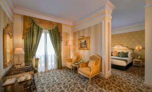 Postel nebo postele na pokoji v ubytování Royal Rose Abu Dhabi, a Curio Collection by Hilton Affiliated Hotel