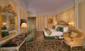 Posezení v ubytování Royal Rose Abu Dhabi, a Curio Collection by Hilton Affiliated Hotel