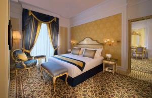 Postel nebo postele na pokoji v ubytování Royal Rose Abu Dhabi, a Curio Collection by Hilton Affiliated Hotel