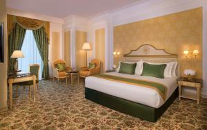 Postel nebo postele na pokoji v ubytování Royal Rose Abu Dhabi, a Curio Collection by Hilton Affiliated Hotel