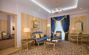 Posezení v ubytování Royal Rose Abu Dhabi, a Curio Collection by Hilton Affiliated Hotel