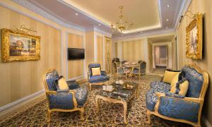 TV a/nebo společenská místnost v ubytování Royal Rose Abu Dhabi, a Curio Collection by Hilton Affiliated Hotel