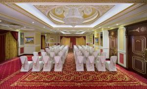 Posezení v ubytování Royal Rose Abu Dhabi, a Curio Collection by Hilton Affiliated Hotel