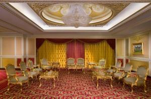 Posezení v ubytování Royal Rose Abu Dhabi, a Curio Collection by Hilton Affiliated Hotel