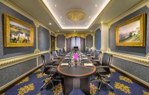 Posezení v ubytování Royal Rose Abu Dhabi, a Curio Collection by Hilton Affiliated Hotel