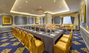 Konferenční prostory v ubytování Royal Rose Abu Dhabi, a Curio Collection by Hilton Affiliated Hotel