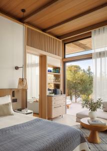 sypialnia z łóżkiem i dużym oknem w obiekcie One&Only Aesthesis w Atenach