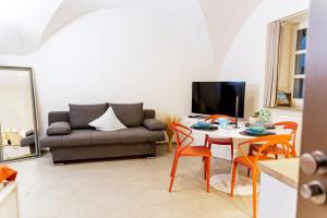 un soggiorno con un divano, un tavolo e delle sedie di Suite-Regensburg a Ratisbona