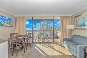 Immaculate Ocean View Suite!-Caravelle Resort 1004-Sleeps 6 Guests!的休息区