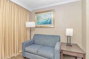 Immaculate Ocean View Suite!-Caravelle Resort 1004-Sleeps 6 Guests!的休息区