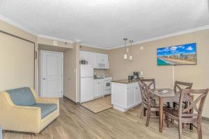 Immaculate Ocean View Suite!-Caravelle Resort 1004-Sleeps 6 Guests!的厨房或小厨房