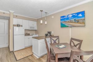 Immaculate Ocean View Suite!-Caravelle Resort 1004-Sleeps 6 Guests!的厨房或小厨房