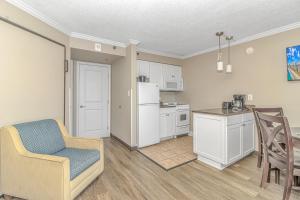 Immaculate Ocean View Suite!-Caravelle Resort 1004-Sleeps 6 Guests!的厨房或小厨房