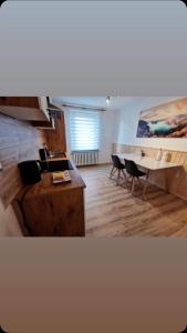 een keuken en eetkamer met een tafel en stoelen bij B12 - Ferienwohnung in Wernigerode, ideal für Wander- und Naturbegeisterte Paare in Wernigerode