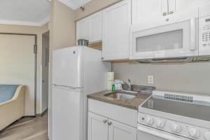 Immaculate Ocean View Suite!-Caravelle Resort 1004-Sleeps 6 Guests!的厨房或小厨房
