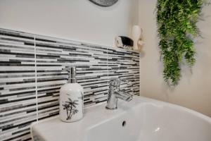 Koupelna v ubytování Runcorn - House - Sleeps 6 - Parking - Garden + 9 fotografií