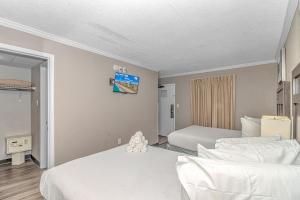 Immaculate Ocean View Suite!-Caravelle Resort 1004-Sleeps 6 Guests!客房内的一张或多张床位