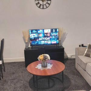 salon z telewizorem i stolikiem kawowym w obiekcie 4-Bed House in Accrington w mieście Accrington